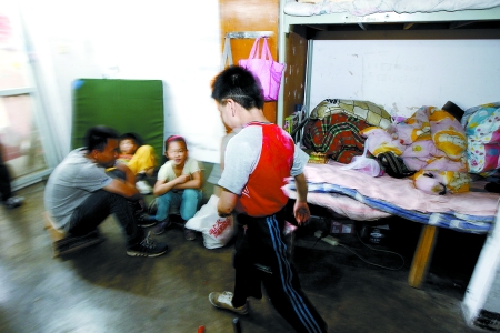孩子們住在這里，沒有上學(xué)，大部分時間是練功，出去表演