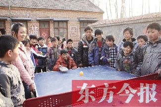 坐著輪椅的小宗成和同學們一塊打乒乓球，這是他感到最快樂的事