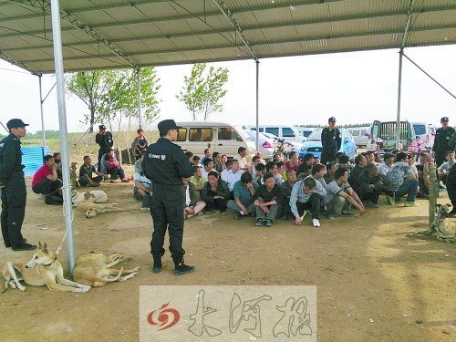 民警突襲賭場，64名涉案人員全部落網。
