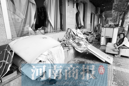 　多間臨街商鋪夜間被砸，店里的沙發(fā)、貨品等被搬到了戶外  侯建勛/攝