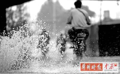 航海路鐵路立交橋下，一個(gè)窨井冒出半米多高的“噴泉” 鄭州晚報(bào)記者 馬健 圖