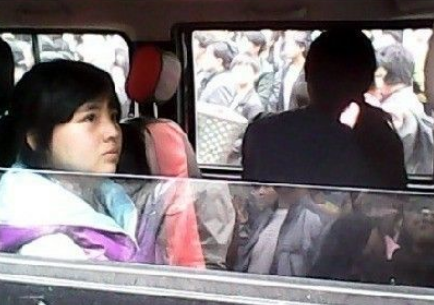 13歲女孩水潑鄉(xiāng)干部被銬 書(shū)記：不知其未成年