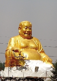 　4月25日，洛陽龍華歡樂園，網(wǎng)上引起熱議的“大背頭彌勒佛”。