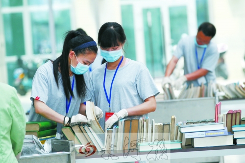 工作人員正在忙著整理書籍,逐一登記、歸類。