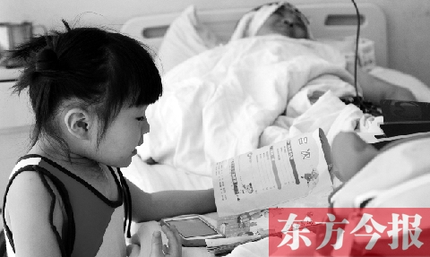 　昨天上午，鄭州市骨科醫(yī)院病房?jī)?nèi)，李剛躺在病床上，女兒嘟嘟在安靜地看書(shū)