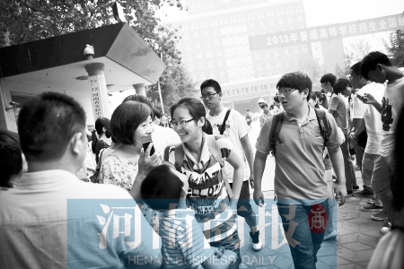 考場(chǎng)外，家長(zhǎng)用溫暖的笑容迎接孩子
