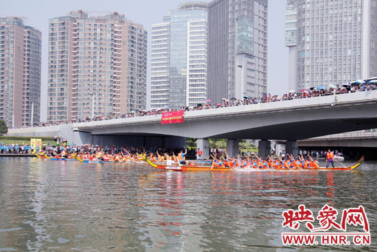 6月11日，2013中華軒轅龍舟大賽，在鄭州東區(qū)的如意湖舉行。