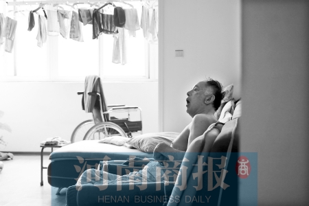 金老先生因偏癱生活不能自理，鄰居說，平時經(jīng)?？吹阶o工和老人的弟弟前來照顧 實習(xí)生 唐韜/攝