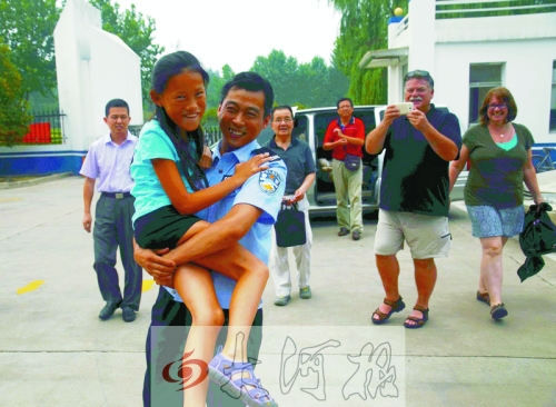 黨心松一行人剛下車，楊衛(wèi)軍就一把抱起了她，流露出幸福的笑容，不遠(yuǎn)處史蒂夫拍照銘記這一刻。