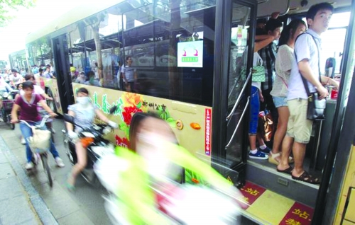 　　7月12日，鄭州市花園路，下班高峰期。