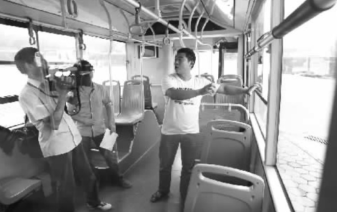 昨日，鄭州市B20路公交車長方先生（右一），講述“色狼”跳窗逃跑時被眾人喊打的情景