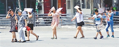  街頭，遮擋陽光是一門“技術(shù)活”。