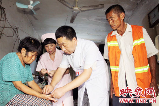 鄭州市管城區(qū)人民醫(yī)院院長(zhǎng)張彥軍親自為謝秀進(jìn)診斷，并為他們帶去了500多元的治療藥品。