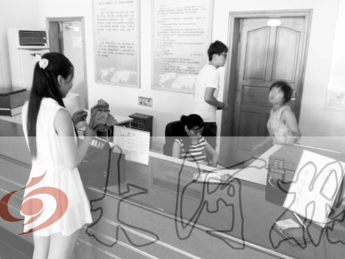 鄭州市人才交流服務(wù)中心二樓大廳，剛畢業(yè)大學(xué)生咨詢政策，工作人員卻在若無(wú)其事地玩手機(jī)。