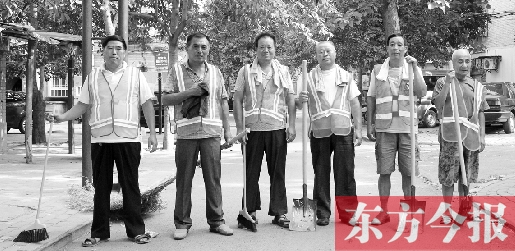昨天下午6點(diǎn)，6名環(huán)衛(wèi)工人相伴乘坐B1返回27公里外的花園口村。