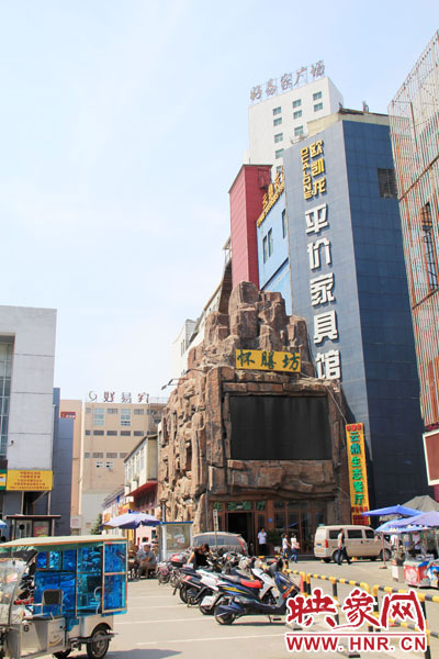 在該酒店一層的入口處，屹立著一座4層樓高的假山，氣勢(shì)雄偉。