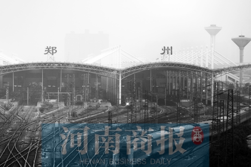 從解放路立交向南望去，火車站南側(cè)一座高樓在霧霾中若隱若現(xiàn)