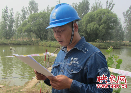 登塔之前，樊建軍在做最后的安全指示
