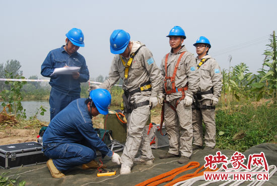 “弟兄們”每次上塔作業(yè)，樊建軍都要認(rèn)真核對(duì)檢查，不容一絲失誤出現(xiàn)。