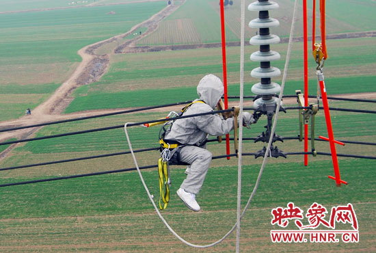 超高壓輸電線(xiàn)是樊建軍工作的主戰(zhàn)場(chǎng)，他現(xiàn)在雖然不經(jīng)常登塔，但在塔下卻并不輕松。