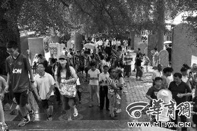 每天都有大量游客涌來，探訪他們心目中的少林