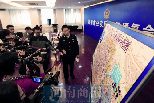 警方負(fù)責(zé)人向媒體介紹戰(zhàn)果，左上圖為警方繳獲的犯罪嫌疑人作案工具 記者 王春勝/圖