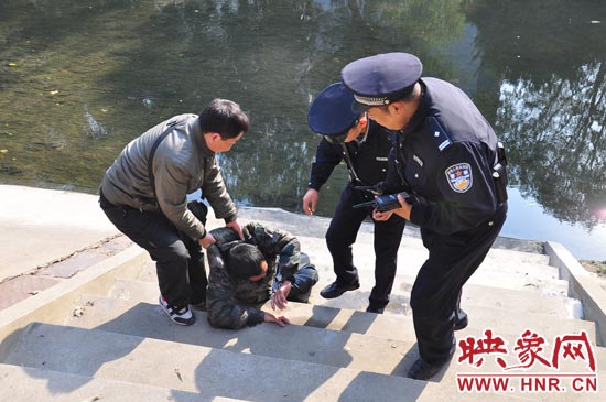 該男子滾入冰冷的金水河，嗆了幾口污水，連滾帶爬從水中出來(lái)，隨后被金水路派出所民警救上岸。