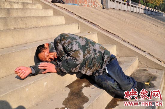 這名男子的衣服以及褲子全濕透了，水從衣褲里流出來(lái)，嘴里散發(fā)著濃烈的酒氣。