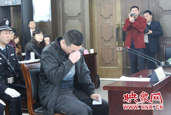 庭審現(xiàn)場，被告人常樹民哽咽著宣讀手中的悔恨書。