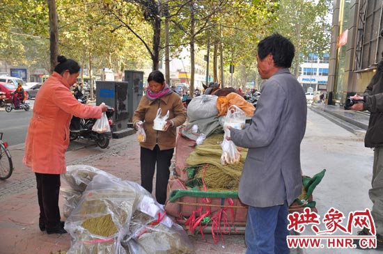 在賣(mài)粉條的時(shí)候,還有市民給他們送飯。