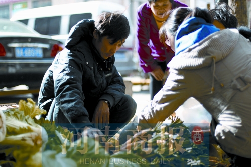 附近的市民得知了他的遭遇，紛紛前來買菜