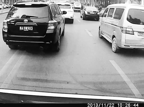 這輛黑色車(chē)輛不避讓執(zhí)行緊急任務(wù)的救護(hù)車(chē)，并壓著雙黃線(xiàn)變更車(chē)道。唐韜/圖