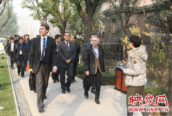 河南鄭州2013服務(wù)外包大會的嘉賓們參觀了金水科教園區(qū)和河南外包產(chǎn)業(yè)園并留下了深刻的印象。