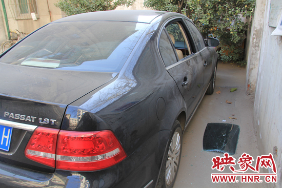 12月12日，鄭州金水區(qū)一小區(qū)汽車車窗被撬