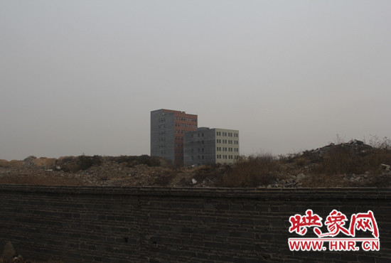 一墻之隔，但內(nèi)外環(huán)境卻截然不同