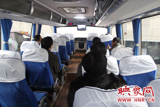 大巴車內(nèi)均在播放著這部以農(nóng)民工討薪為題材的微電影。