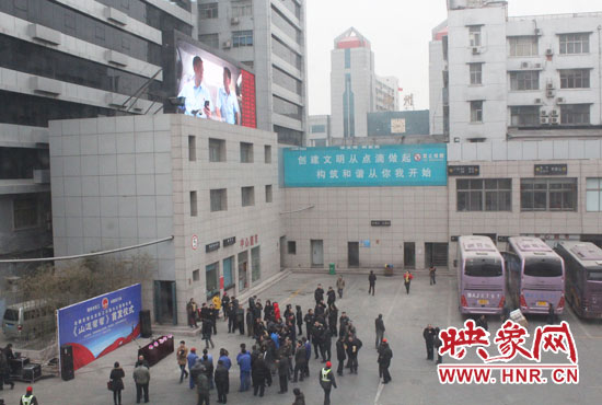 大巴車內(nèi)均在播放著這部以農(nóng)民工討薪為題材的微電影。