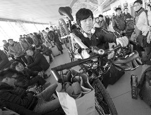 由于媽媽生病，盧文成只得中途放棄騎行改乘火車趕回老家。