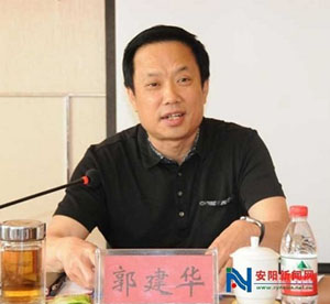 臺上的郭建華。 資料圖