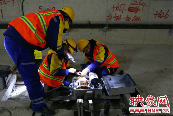 鄭州地鐵設(shè)備部各工種的同事們每晚在夜深人靜時(shí)的隧道里堅(jiān)守著自己的崗位。