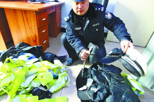 假交警高速路"罰款"斂財(cái) 真交警行動仨月"打假"5撥