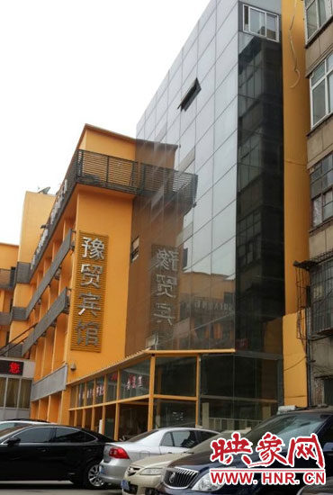 該酒店為加蓋樓層統(tǒng)一安裝上黑色玻璃，從前面看不出加蓋的痕跡