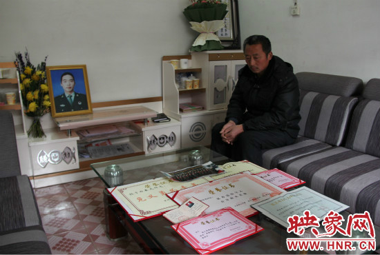 救火英雄鄭春光的父親和兒子獲得榮譽證書。