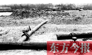 鄭州首座垃圾沼氣電廠并網(wǎng)發(fā)電，集氣管一端連接垃圾山深處，一端連接電廠集氣裝置
