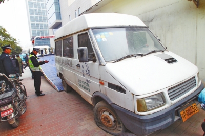 近600車(chē)位萬(wàn)人搶 河南省人民醫(yī)院面臨停車(chē)難