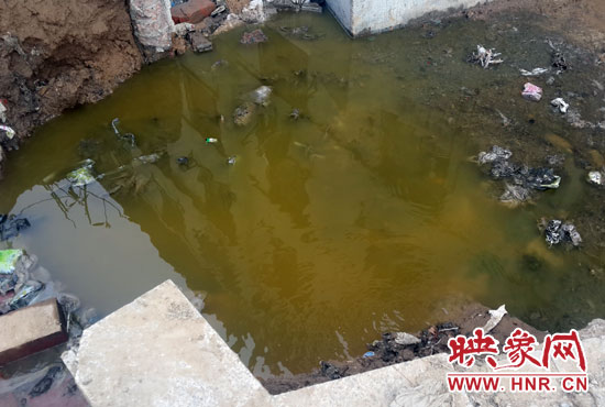\路旁有一個(gè)水坑，污水不停在往外冒