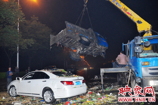 1點(diǎn)40許，兩輛車先后被吊起并拖離現(xiàn)場(chǎng)，停車場(chǎng)的幾位員工將路面清掃干凈，隨后該路段恢復(fù)通行。