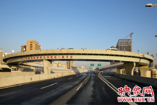 右側車道為北三環(huán)快速路文化路出口輔道。
