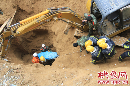14點10分，經(jīng)過4個多小時的救援，消防官兵發(fā)現(xiàn)被埋男子，現(xiàn)在正從6米多深的塔吊塌方處抬出。
