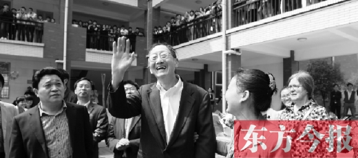 4月23日上午，崔琦偕夫人參觀寶豐一高